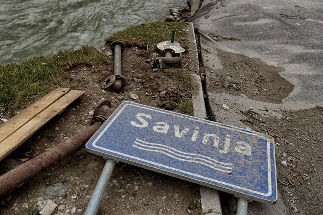 »Plavanje« v Savinji ... FOTO: Blaž Samec