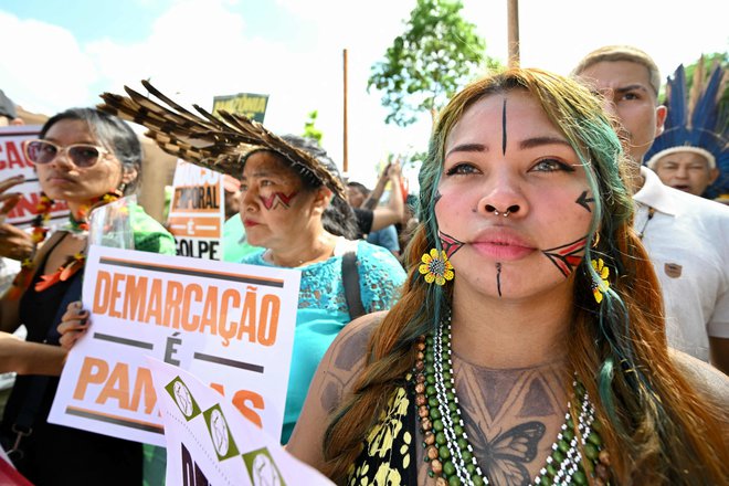 Predstavniki avtohtonih ljudstev z območja Amazonije so srečanje voditeljev v Braziliji pospremili s svojim pohodom. Oni na lastni koži že dolgo občutijo, da se čas za rešitev planeta vse bolj izteka. FOTO: Evaristo Sa/AFP