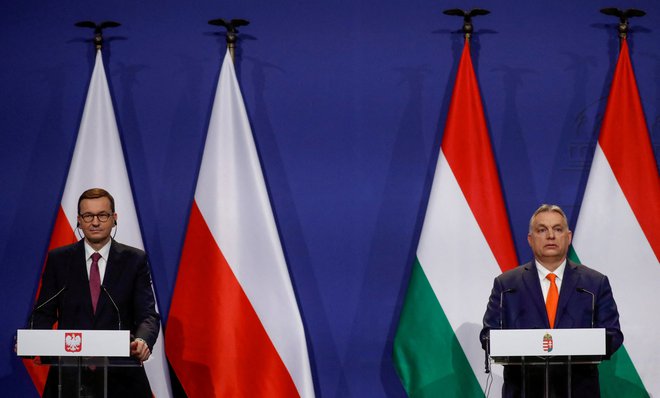 Madžarski premier Viktor Orbán in njegov poljski kolega Mateusz Morawiecki sta strebra nacional-konservativne in suverenistične politike v EU. FOTO: Bernadett Szabo Reuters