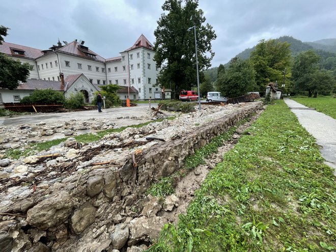 V zadnjih poplavah je bil najbolj poškodovan prizidek iz 19. stoletja, zgrajen na poplavnem območju. FOTO: Rok Humerca