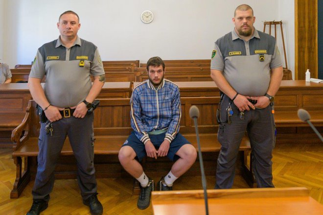Lazarja Terentića so na sodišče privedli iz pripora. Foto Mediaspeed.net