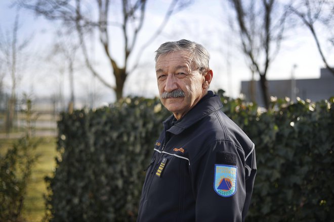 Ljudi prosi, naj ne bodo neučakani in nervozni, saj čez noč ni mogoče storiti skoraj ničesar. FOTO: Leon Vidic/Delo