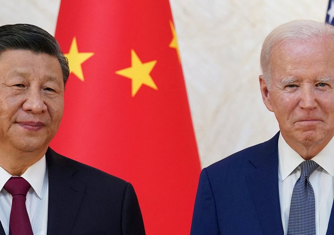 Ena od tem letošnjih delovnih počitnic je tudi kitajska politika do ZDA. Na fotografiji kitajski in ameriški predsednik, Xi Jinping in Joe Biden. FOTO: Kevin Lamarque/Reuters