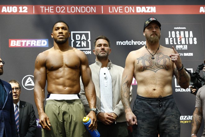 Britanski zvezdnik Anthony Joshua (levo) si bo nocoj prizadeval upravičiti vlogo favorita proti finskemu izzivalcu Robertu Heleniusu. FOTO: John Sibley/Reuters