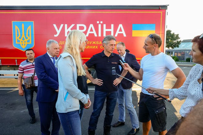 Predsednik vlade Robert Golob je pozdravil konvoj ukrajinske civilne zaščite na poti na Rečico ob Savinji. FOTO: Črt Piksi