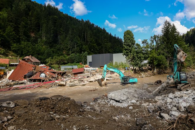 Območja, ki so jih najmočneje prizadele poplave, so še vedno nevarna. FOTO: Črt Piksi