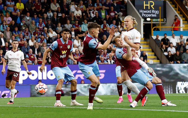 Erling Haaland je bil nezaustavljiv, čeprav je imel včasih ob sebi celo obrambo Burnleyja. Foto Reuters