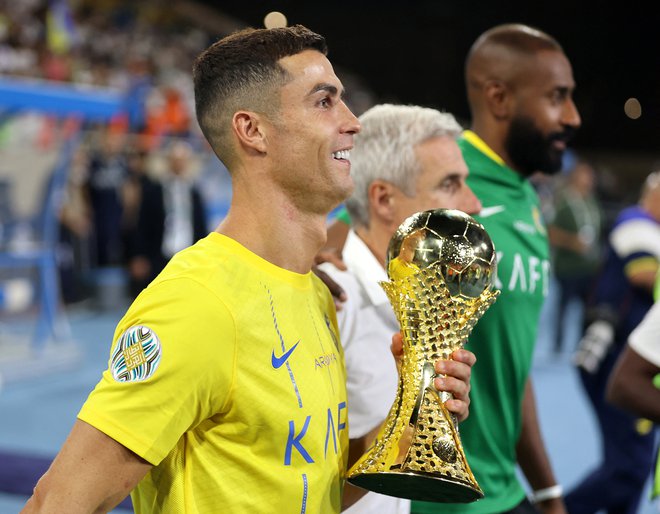 Cristiano Ronaldo ima pokal. FOTO: Stringer/Reuters