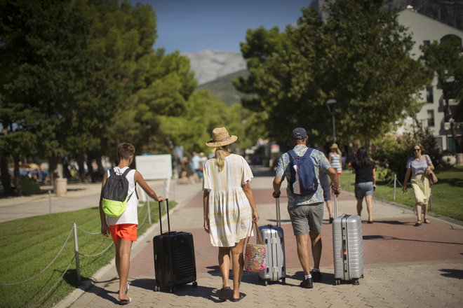 V primeru bistvenih neskladnosti pri izvedbi turističnega paketa, ki jih organizator potovanja ne odpravi v razumnem roku, ki ga določi potnik, lahko ta brez plačila odškodnine odstopi od pogodbe o turističnem paketu in zahteva znižanje cene. FOTO: Jure Eržen/Delo