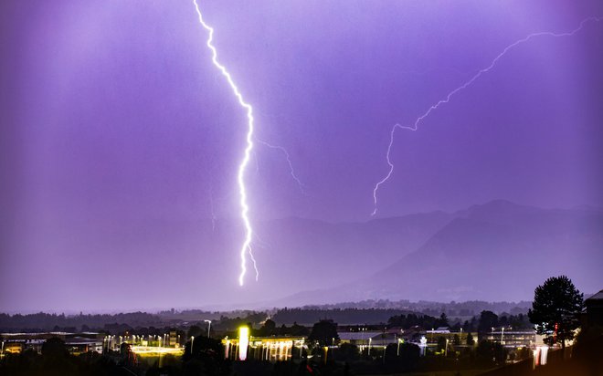 Pojasnilom meteorologov, zakaj nastanejo nevihte, mnogi ne verjamejo, bolj jih prepričajo zapisi na družbenih omrežjih. FOTO: Žan Kafol/ Neurje.si