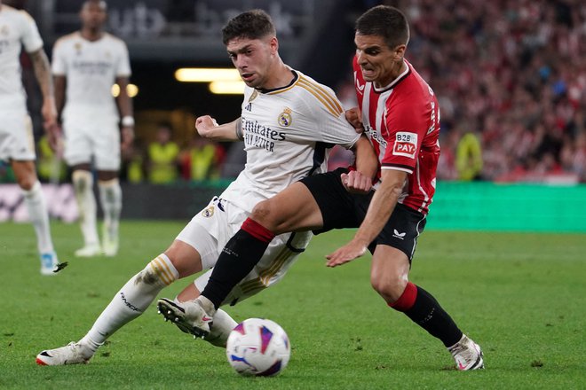 Realov Federico Valverde proti Iñigu Ruizu de Galarreti iz Athletic Bilbaa, Baski spet niso ugnali osovraženih Madridčanov. FOTO: Cesar Manso/AFP