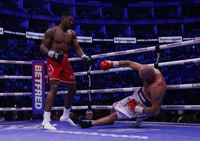 Anthony Joshua je takole nokavtiral Roberta Heleniusa. FOTO: Andrew Couldridge/Reuters