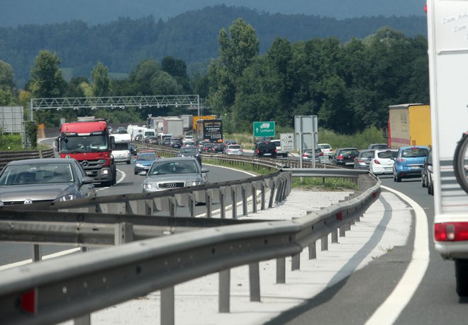 Na primorski avtocesti je promet upočasnjen od Ljubljane proti Postojni. Fotografija je simbolična. FOTO: Mavric Pivk/Delo