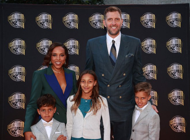 Dirk Nowitzki (na fotografiji s svojo družino) je pustil globok pečat v košarki. FOTO: Mike Lawrie/AFP