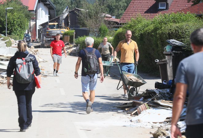 Ljubljanske Sneberje so te dni mešanica gradbišča in smetišča, marsikdo, ki je kdaj bil na vojnem območju, hitro pomisli tudi na vojno. FOTO: Dejan Javornik