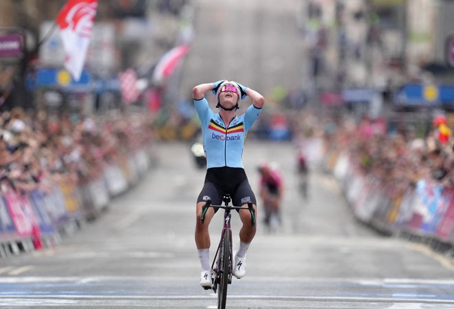 Veselje Lotte Kopecky ob prihodu v cilj. FOTO: Maja Smiejkowska/Reuters