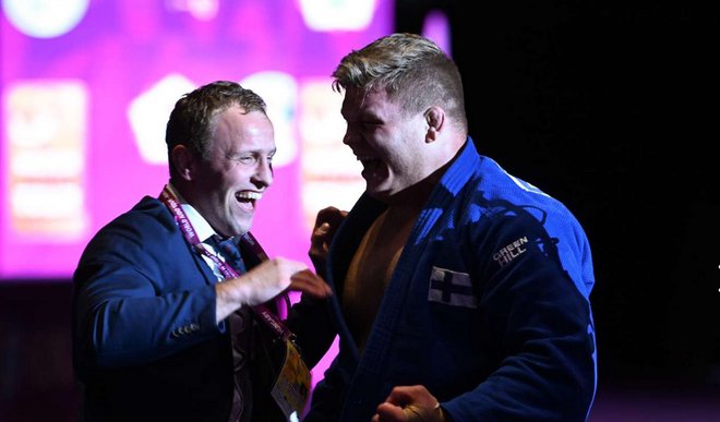 Rok Drakšič (levo) se je takole s svojim varovancem Marttijem Puumalainenom v Budimpešti veselil zgodovinske prve finske lovorike na mastersu. FOTO: IJF