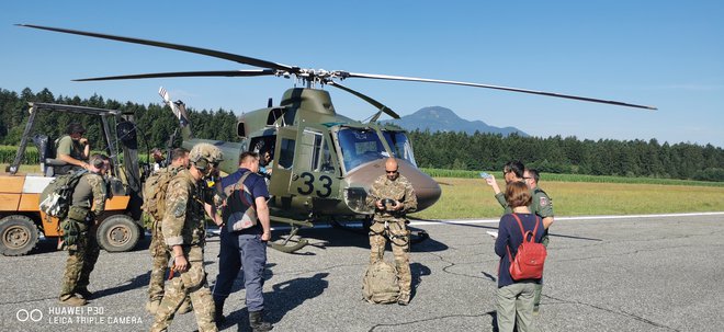 »Potem ko sem organizirala 31 pošiljk pomoči v Ukrajino in eno v Turčijo, si nisem mislila, da bomo tudi v Sloveniji iz zraka prejemali humanitarno pomoč,« je dejala Jana Lampe, koordinatorica mednarodne pomoči po poplavah pri Slovenski karitas.