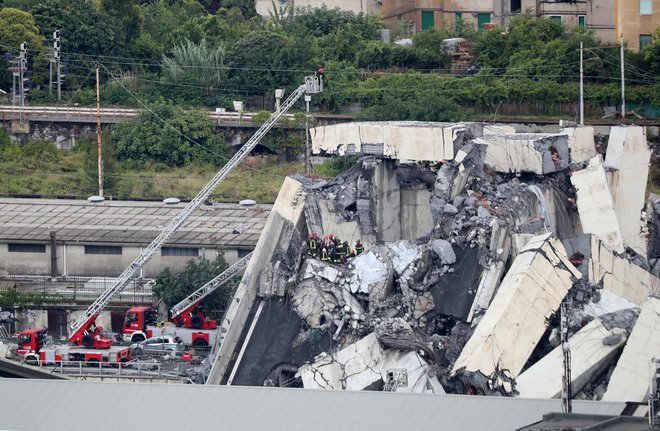 Porušenje mostu Morandi v Genovi je terjalo 43 življenj. Svojci pravico še vedno čakajo. FOTO: Stefano Rellandini/Reuters