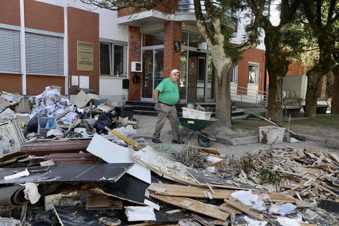 Franci Jeraj, zaposlen na občini, je pomagal pri sanaciji pisarn. FOTO: Voranc Vogel/Delo