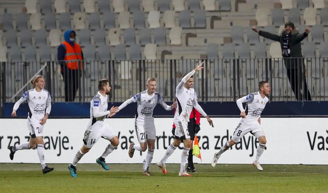 Soboški nogometaši so presenetili na Bonifiki in Koprčanom za prvo zmago nasuli tri gole. FOTO: Matej Družnik/Delo