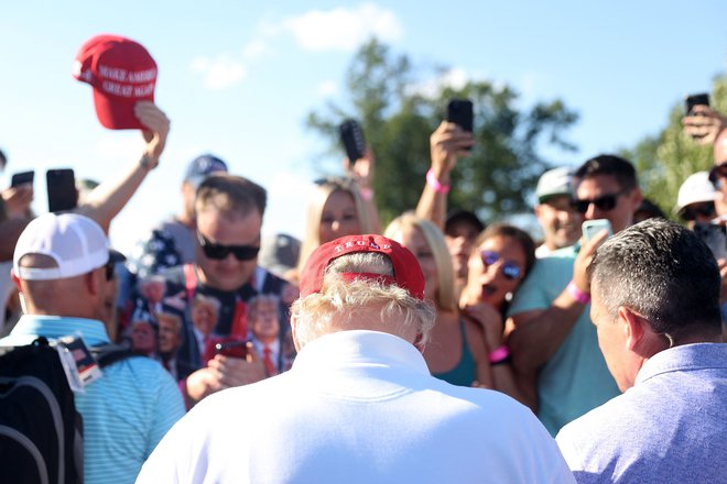 Trump z občudovalci na turnirju golfa v Bedminstru v New Jerseyu. FOTO: Mike Stobe Getty Images/AFP