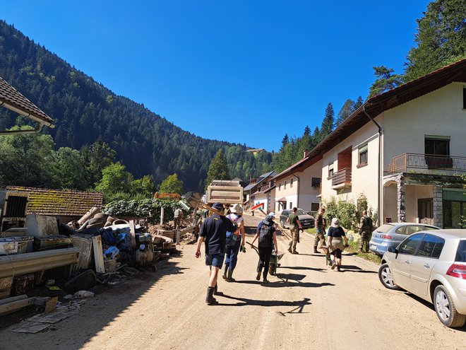 V Strugah dela za pridne roke še dolgo ne bo zmanjkalo. FOTO: Špela Kuralt/Delo