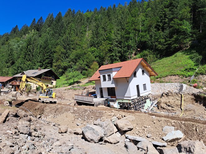 V nagnjeno hišo se družina Dominika Germelja ne bo mogla več vrniti. V njej so bili pol leta. FOTO: Špela Kuralt/Delo