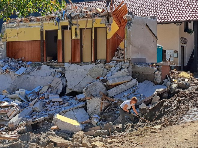 Tea Podpečan je iskala očetove lovske nože, ki so bili darilo in spomin. FOTO: Špela Kuralt/Delo