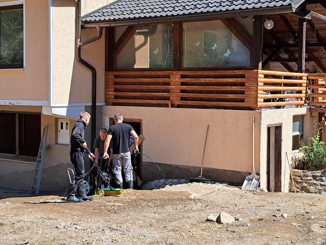 Čeprav bo za ureditev razmer potrebnega še zelo veliko dela, so v Strugah v zadnjih dneh že precej počistili. Zdaj je nujno treba vzpostaviti cestno povezavo, za kar potrebujejo gradbeno mehanizacijo. Foto Špela Kuralt