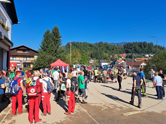 Prostovoljci so se pri mozirskem gasilskem domu zbrali zgodaj zjutraj, nato pa odšli na delo. FOTO: Špela Kuralt/Delo