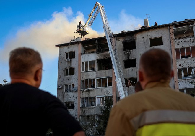 V Lvovu je bilo poškodovanih okoli 100 stanovanj, uničen je bil tudi vrtec. FOTO: Stringer/Reuters