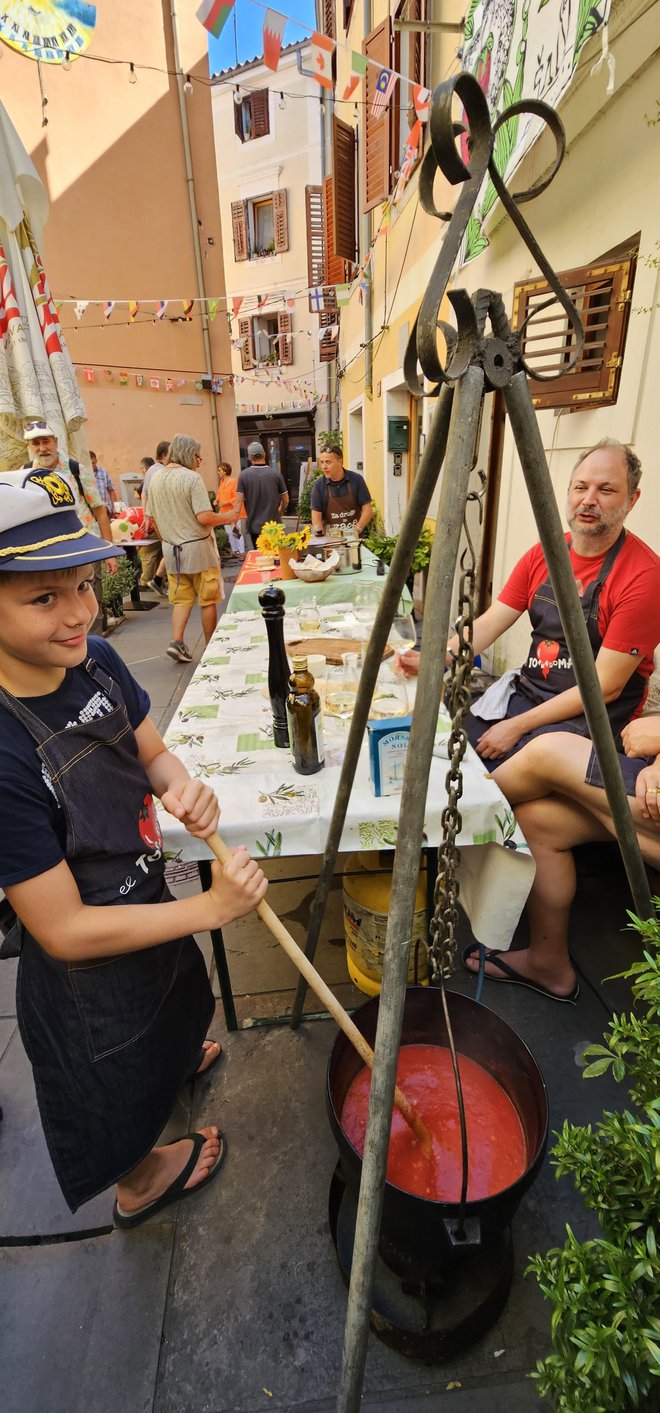 Festival šalše v Ljubljanski ulici Pri špini in Mefu. Noel je pokazal, kako se kuha pravo šalšo od non. FOTO: Boris Šuligoj