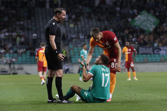 Švedskis odnik Andreas Ekberg v Stožicah ni bil naklonjen zeleno-belim, morda bo v Istanbulu Italijan Marco Guida. FOTO: Leon Vidic/delo