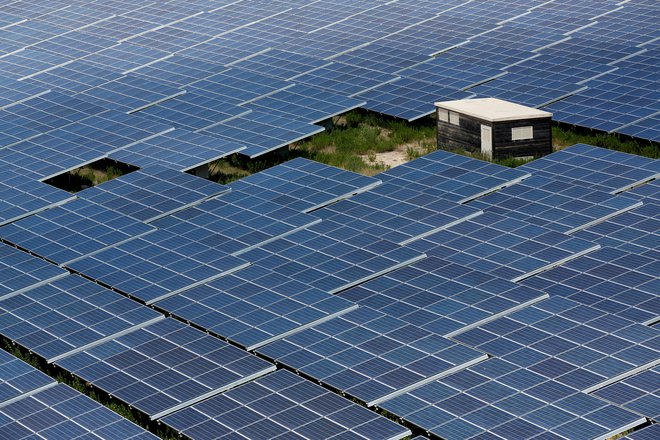 Neredki državljani se strinjajo z namestitvijo 44.300 solarnih panelov, ki naj bi 30 let dajali elektriko 7500 gospodinjstvom. FOTO: Jean-Paul Pelissier/Reuters