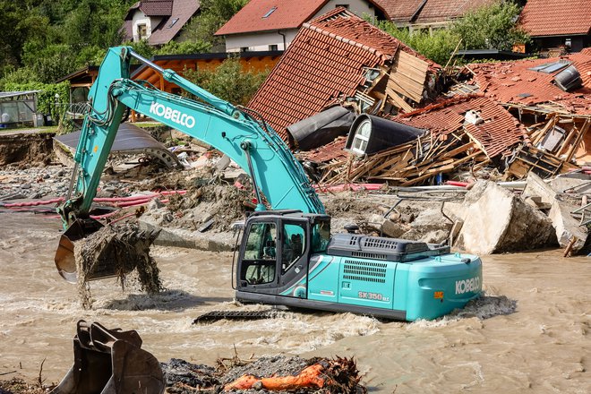 Pri odpravi posledic poplav so v zadnjih desetih dneh pomagali številni prostovoljci. Foto Črt Piksi