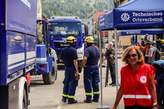 Na območje, ki so ga prizadele katastrofalne poplave in zemeljski plazovi, prihaja pomoč iz Slovenije in tujine. Več držav pomaga s težko mehanizacijo in ekipami zanjo. FOTO: Črt Piksi