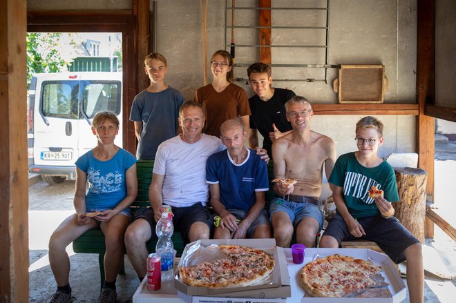 Na dan solidarnosti se je prizadetim Škofjeločanom pridružilo okoli 700 prostovoljk in prostovoljcev, h katerim je treba dodati še krajane. FOTO: Voranc Vogel