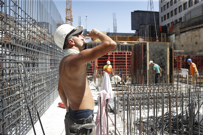 Gradbeništvo je še naprej med dejavnostmi z najvišjo dinamiko rasti. FOTO: Leon Vidic/delo