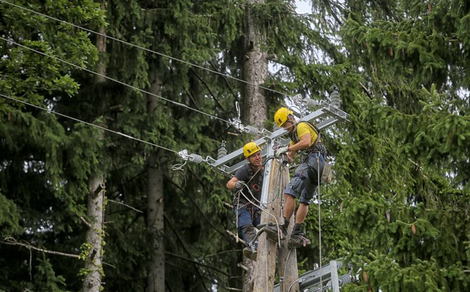 Interventno bo mogoče nadomestiti povezave brez dovoljenj. FOTO: Blaž Samec/Delo