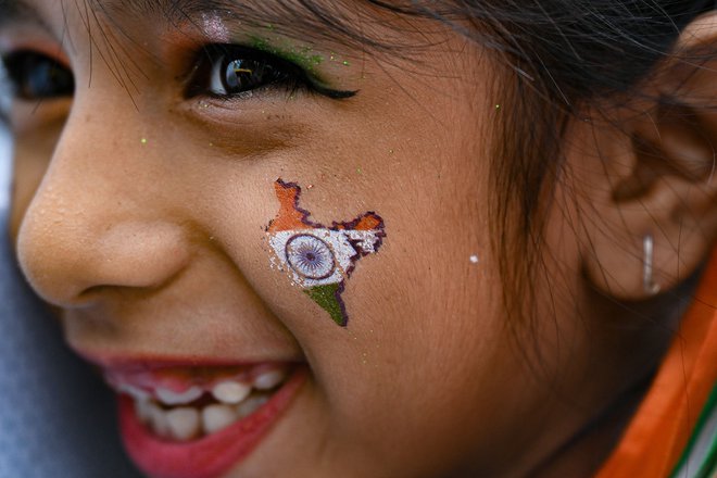 Včeraj je Indija praznovala dan neodvisnosti, saj je je neodvisnost od Združenega kraljestva razglasila 15. avgusta 1947. Indija je prehitela Kitajsko po številu prebivalstva in je zdaj z 1,4 milijarde ljudmi najštevilnejša država na svetu. Indijsko gospodarstvo je po besedah Modija peto največje na svetu. »V prihodnjih petih letih bomo med prvimi tremi,« je dodal. "Prepričan je da bo v letu 2047, ko bo Indija zaznamovala sto let neodvisnosti, razvita država. Foto: Arun Sankar/Afp
