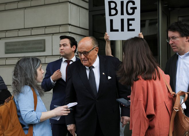 Giuliani je bil med najbolj glasnimi in aktivnimi Trumpovimi sodelavci v ofenzivi proti izidu predsedniških volitev. FOTO: Leah Millis Reuters