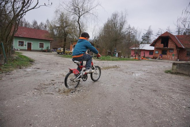 Pobuda po besedah Macedonija na splošen in generalen način obravnava problematiko otrok, ki jih to, da se rodijo v določenem socialnem okolju, zaznamuje, da nimajo prihodnosti, ob tem pa obstaja velika verjetnost, da ne bodo končali osnovne šole. FOTO: Janoš Zore