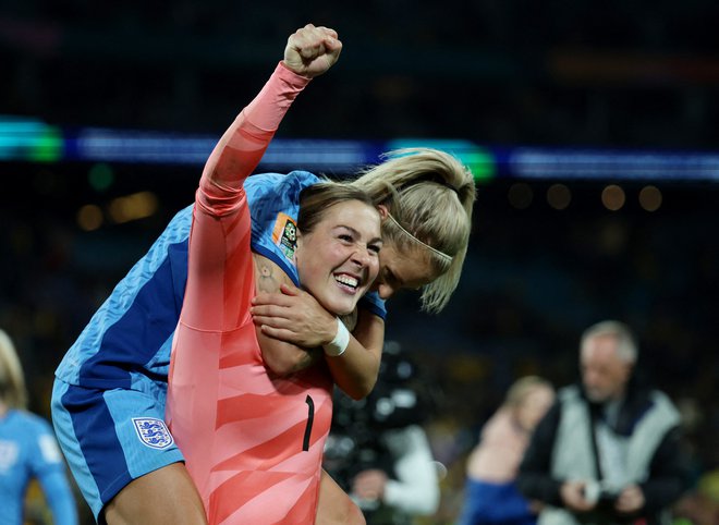 Angležinji Mary Earps in Rachel Daly sta takole proslavljali uvrstitev v finale. FOTO: Asanka Brendon Ratnayake/Reuters