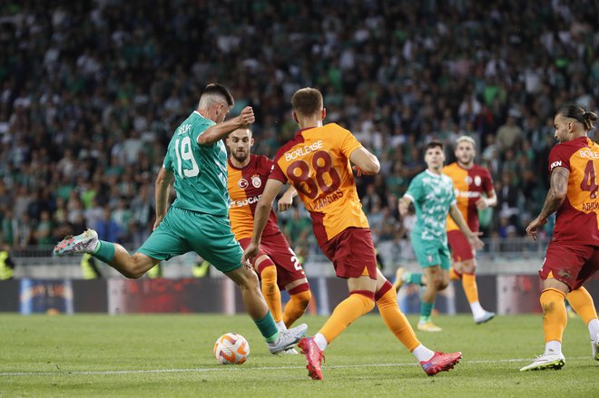 Galatasaray je bil od Olimpije premočan v vseh delih nogometne igre, toda za zeleno-bele bo evropska jesen še zelo dolga. FOTO: Leon Vidic/Delo