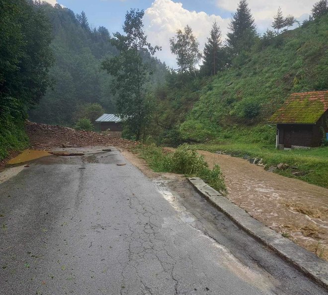 Cesta Zreče-Rogla je zaprta med Boharino in Padeškim Vrhom, saj so na več odsekih zemeljski plazovi in poplavljeno cestišče. FOTO: Boštjan Hren/Neurje.si/facebook