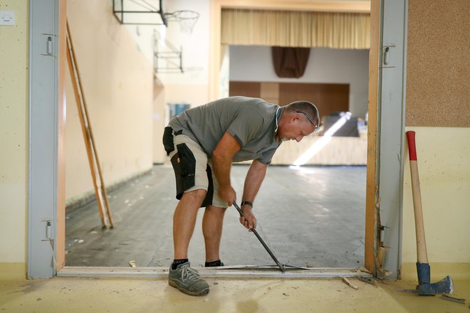 V OŠ Komenda Moste je popustila kanalizacija, in to je povzročilo največ škode. FOTO: Blaž Samec/Delo