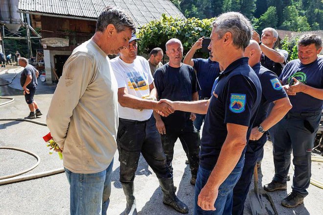 Janez Janša in Robert Golob sta se pred dnevi srečala v poplavljenih Lučah, danes se bosta za mizo pogovarjala o ukrepih za sanacijo. FOTO: Instagram Jjansasds