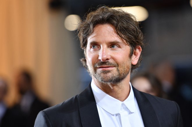 Hollywoodski zvezdnik Bradley Cooper se v filmu Maestro, za katerega je bil v torek objavljen prvi napovednik, preobrazi v legendarnega ameriškega dirigenta in skladatelja Leonarda Bernsteina. FOTO: Angela Weiss/AFP