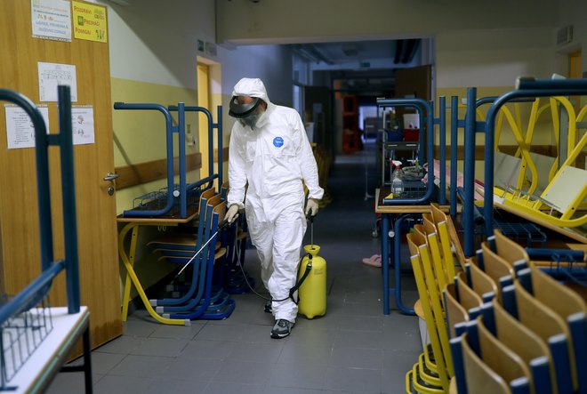 Mengeško šolo so včeraj razkuževali, 1. septembra bo pripravljena na sprejem otrok. FOTO: Blaž Samec/Delo